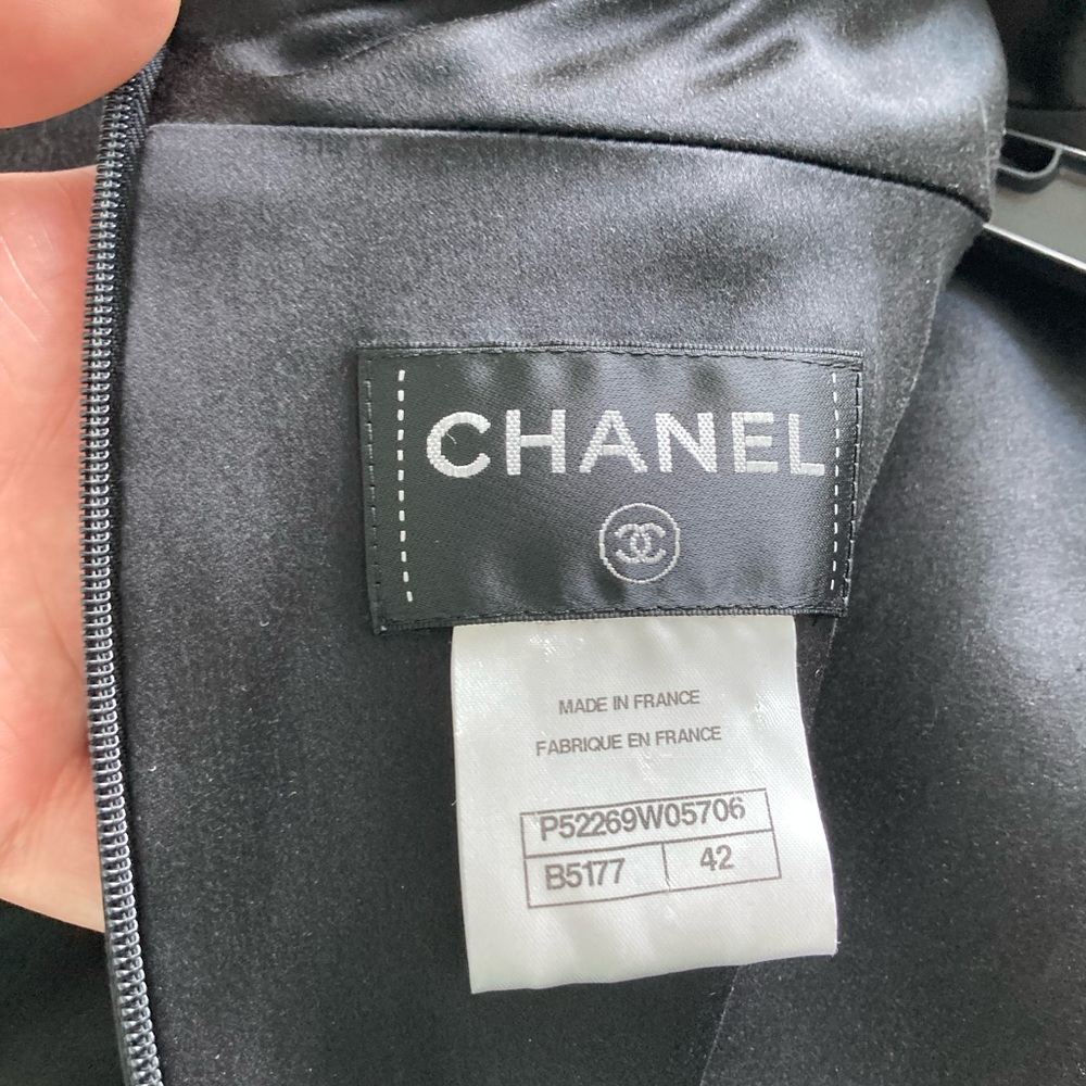 CHANEL BLACK
WHITE RIBBON LOGO TWEED
SILK MINI DRESS 42 - Picture 5 of 12